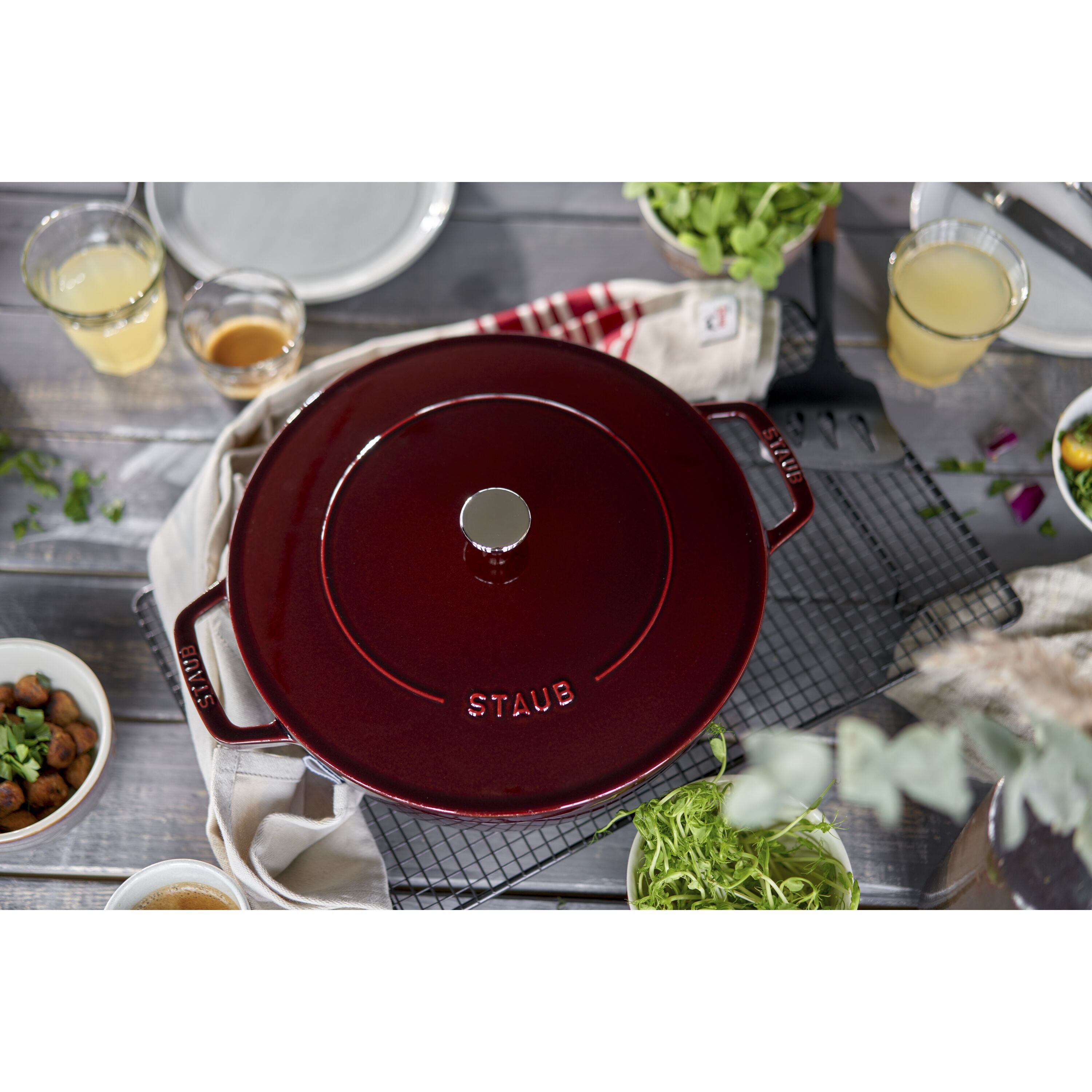 Staub        Braisers                Bräter mit Chistera Drop-Structure 28 cm, rund, Grenadine-Rot, Gusseisen