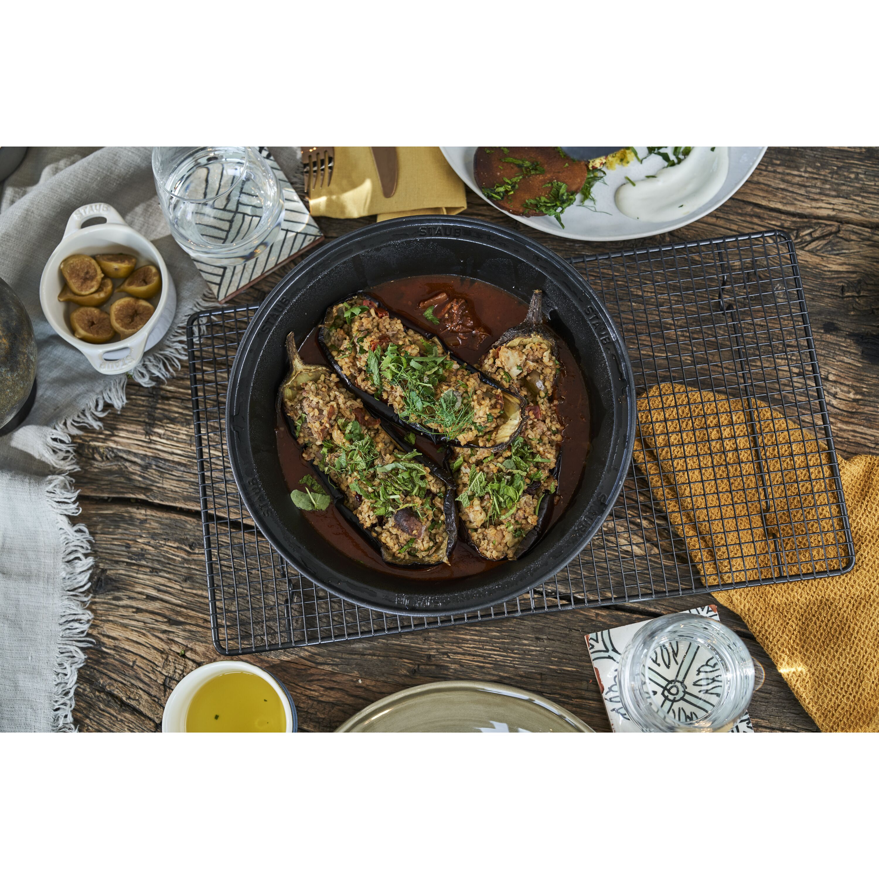 Staub        Specialities                Tajine 28 cm, rund, Kirsch-Rot, Gusseisen