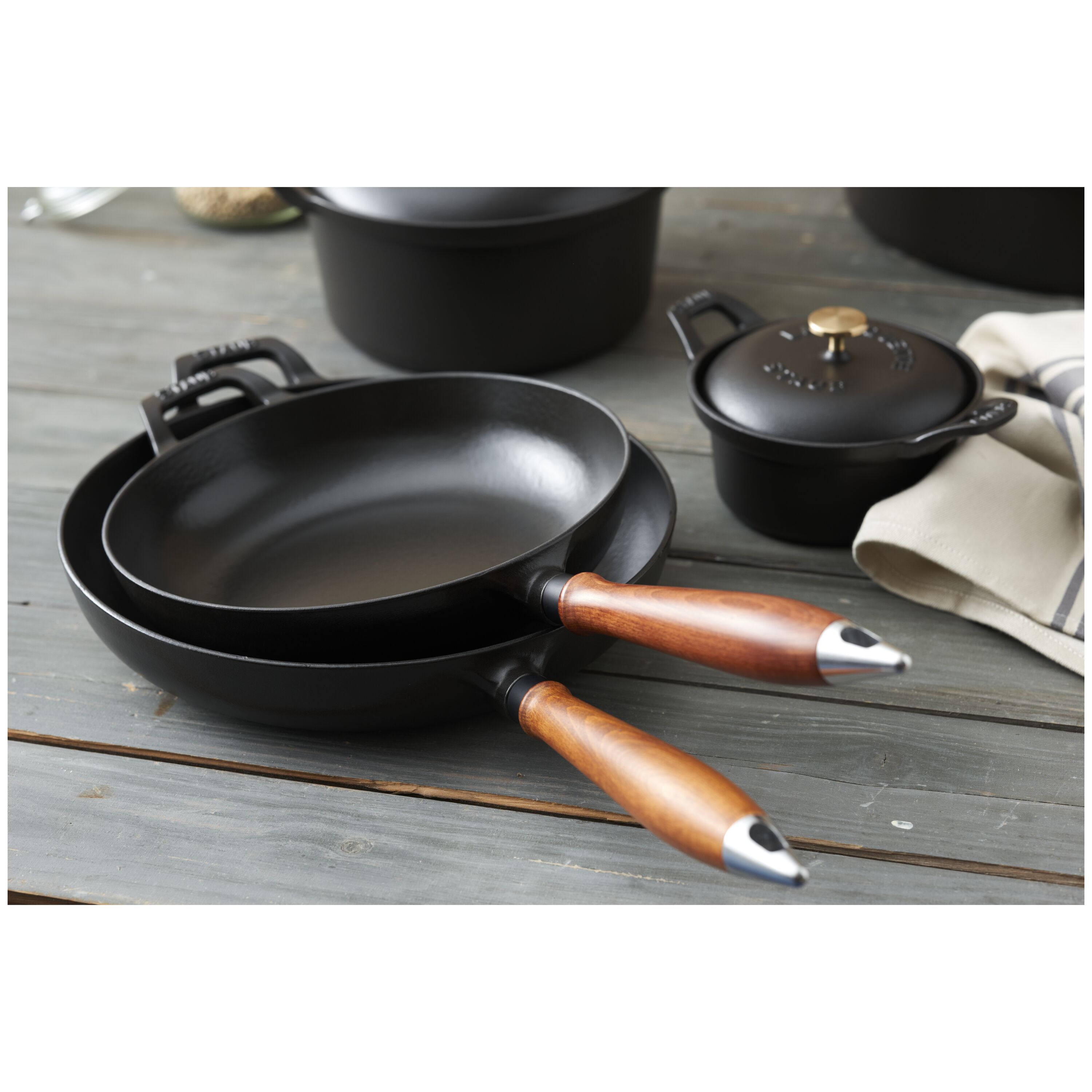 Staub        Pans                Bratpfanne mit Holzgriff 24 cm, rund, Schwarz, Gusseisen