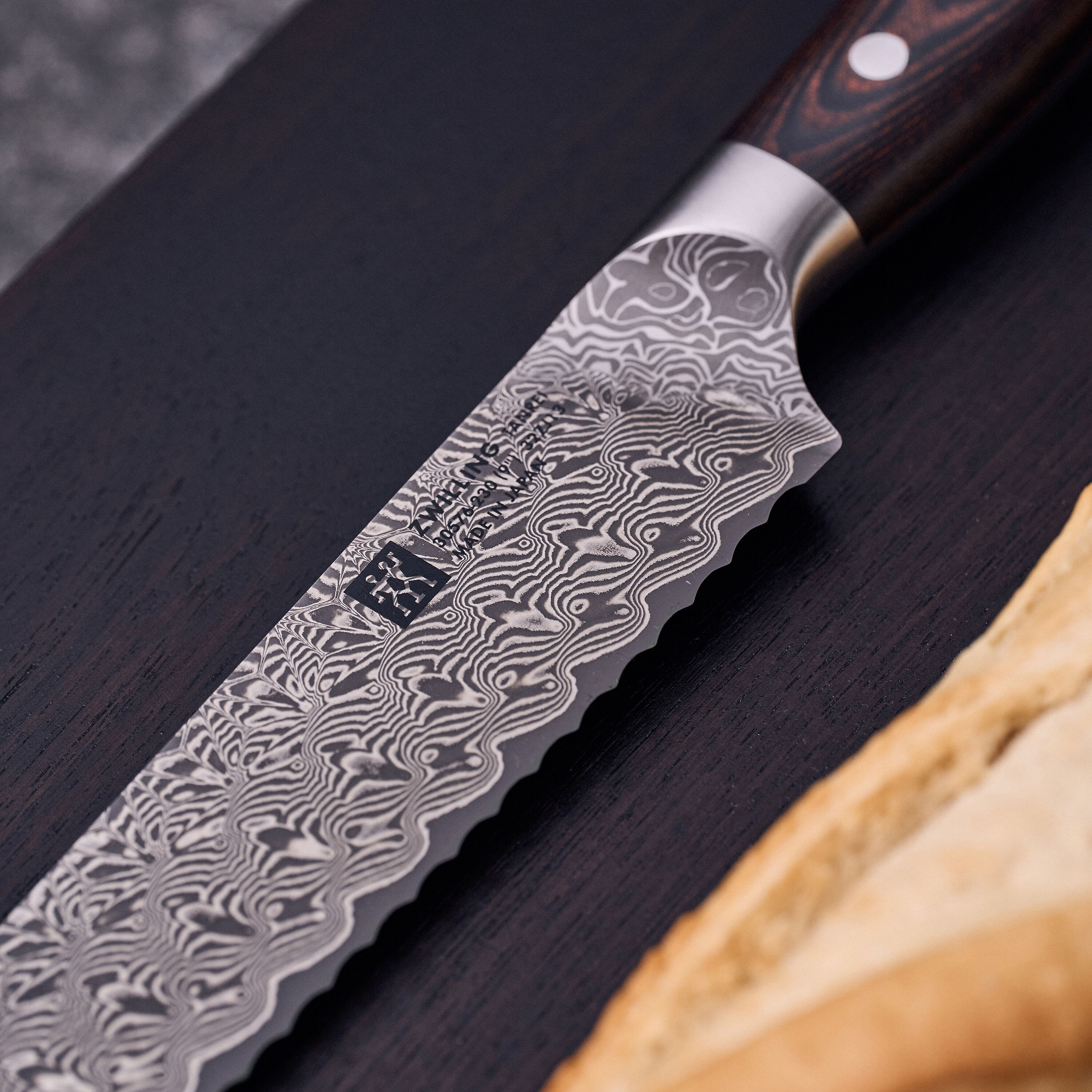 ZWILLING        Tanrei                Brotmesser 23 cm, Wellenschliff