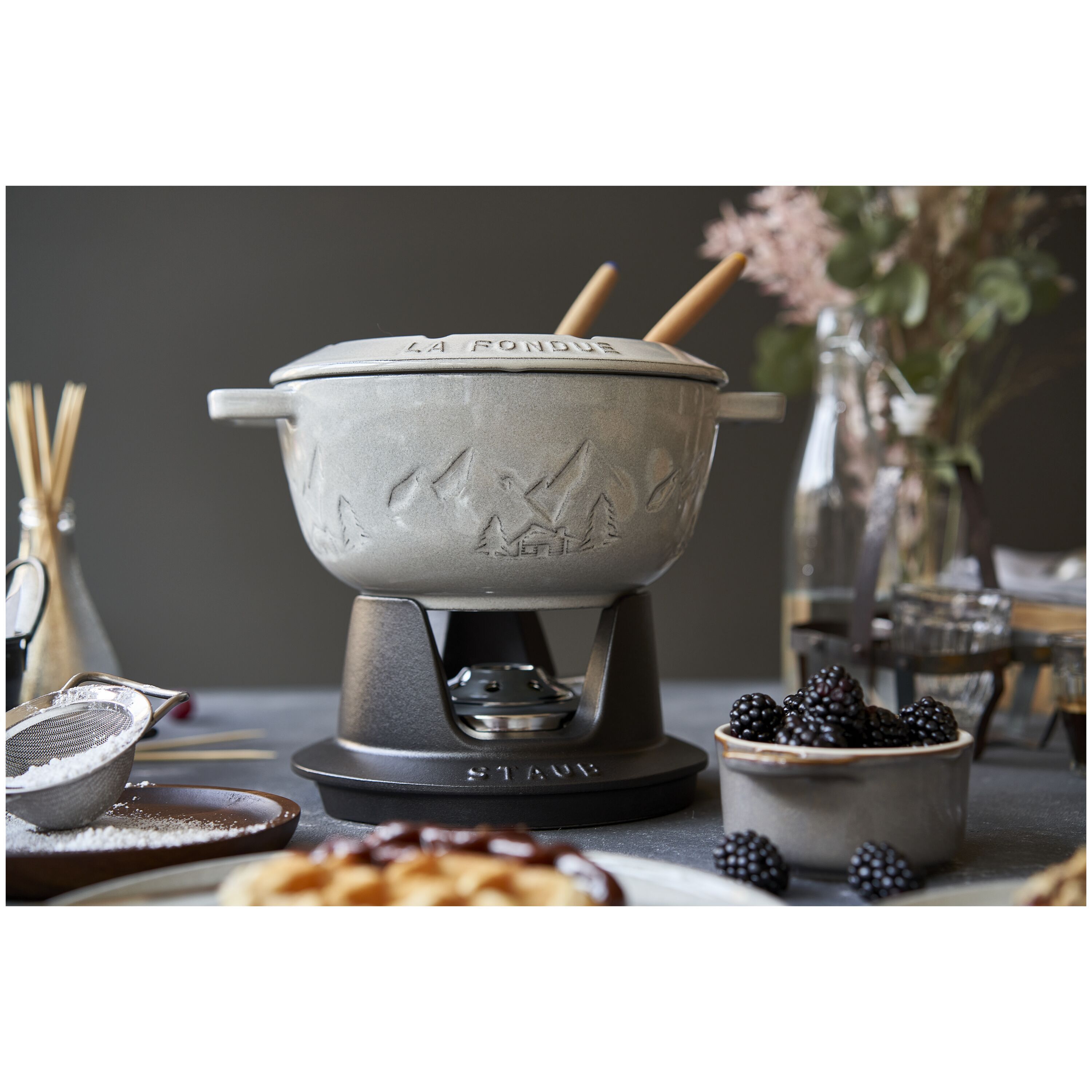 Staub        Specialities                Fondue Set Gebirge 20 cm, rund, Weisser Trüffel, Gusseisen