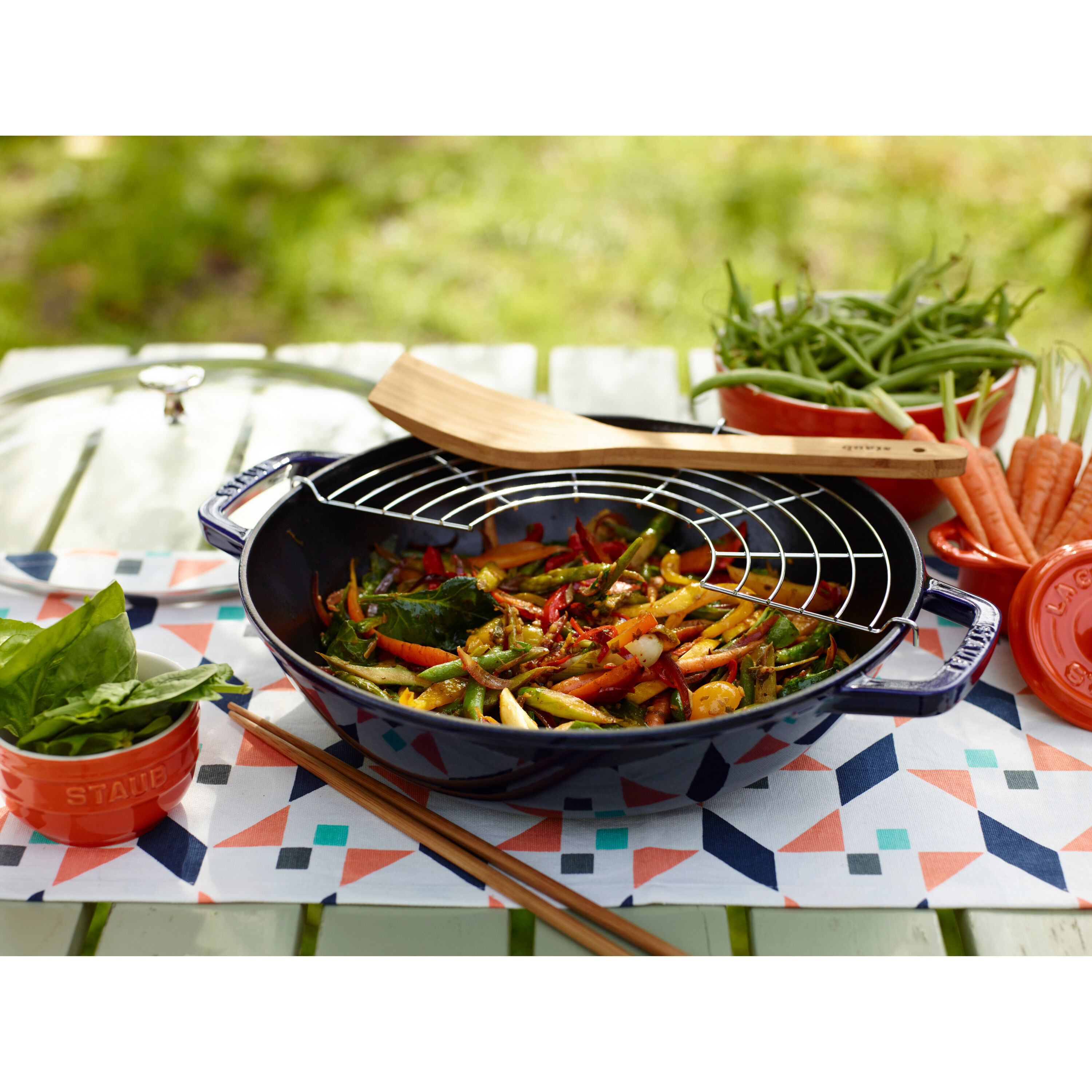 Staub        Specialities                Wok mit Glasdeckel 30 cm, rund, Dunkelblau, Gusseisen