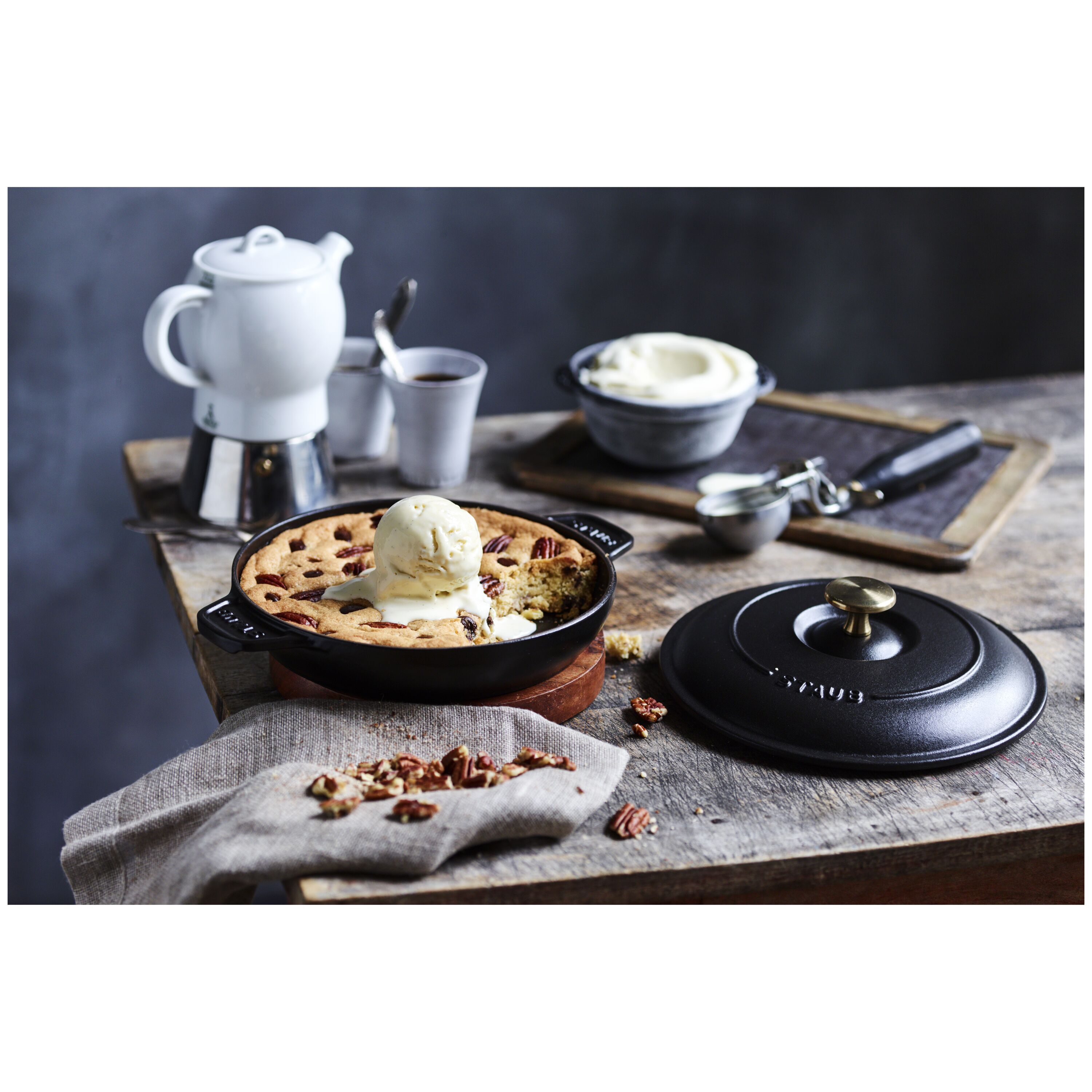 Staub        Specialities                Ofenform mit Deckel 20 cm, rund, Schwarz, Gusseisen