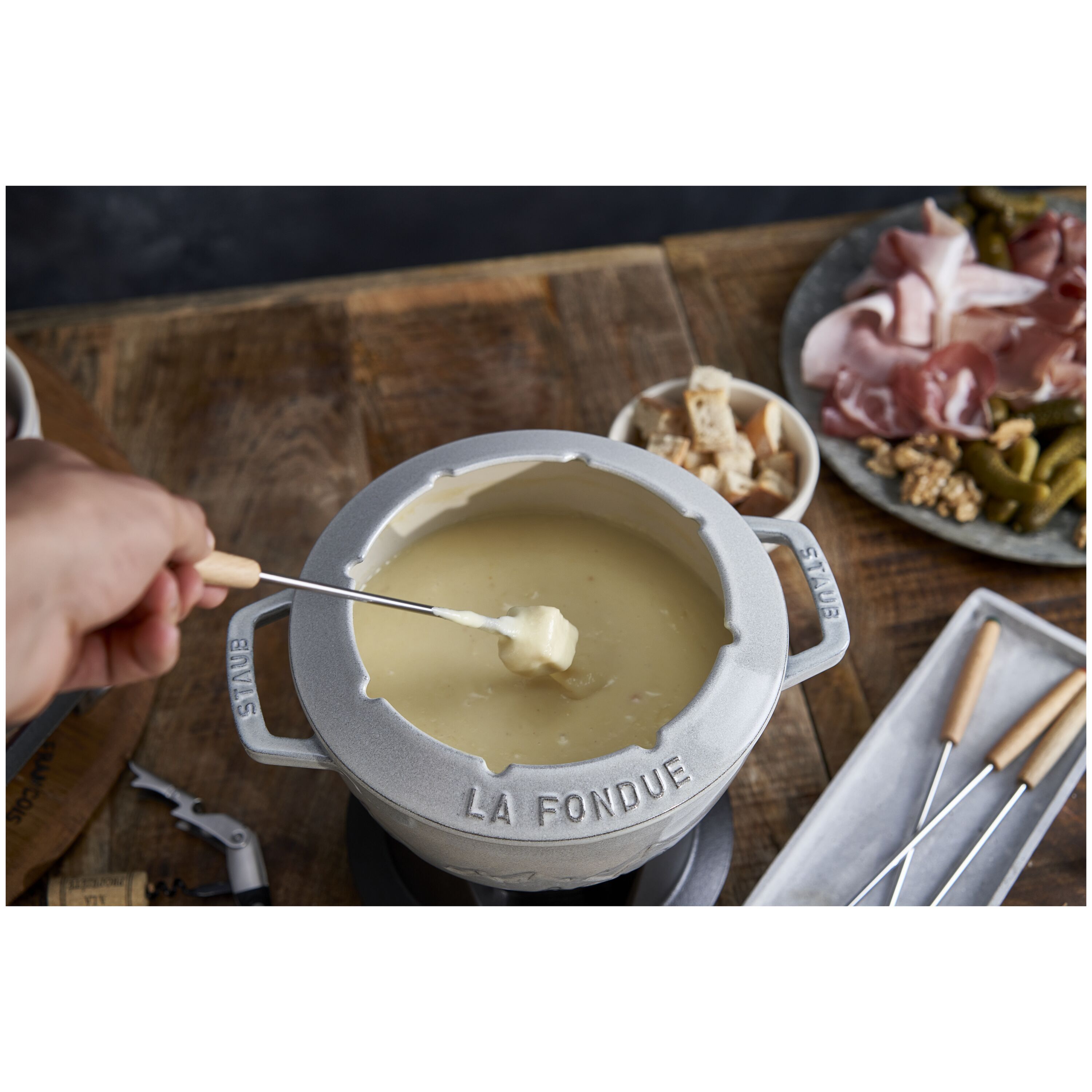 Staub        Specialities                Fondue Set Gebirge 20 cm, rund, Weisser Trüffel, Gusseisen