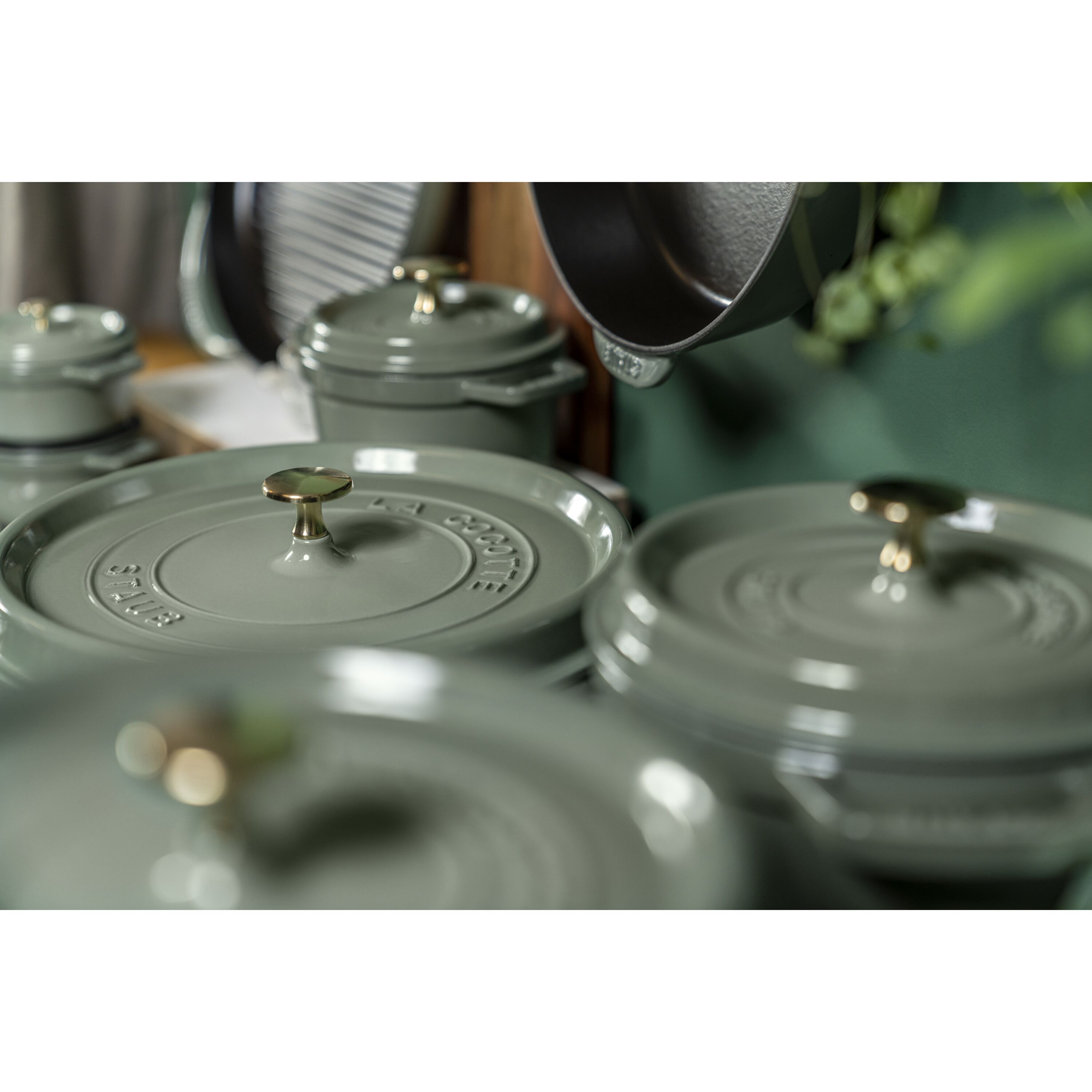 Staub        La Cocotte                Cocotte 24 cm, rund, Eukalyptus, Gusseisen