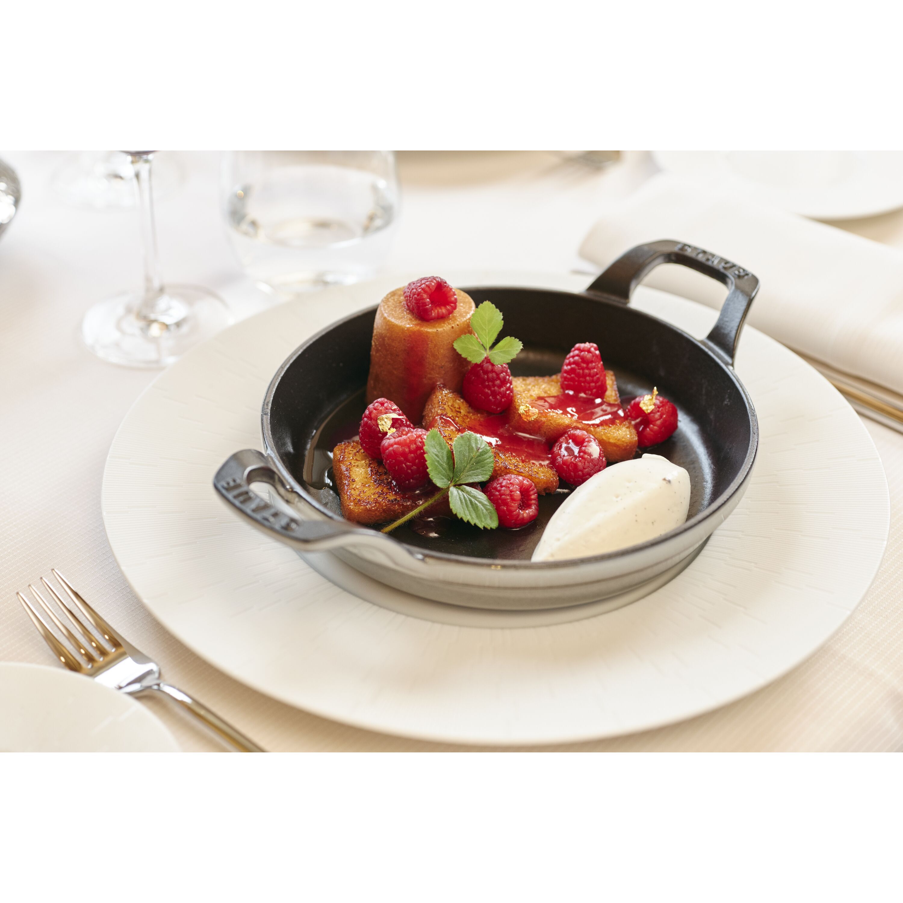 Staub        Specialities                Ofenform 16 cm, rund, Graphit-Grau, Gusseisen