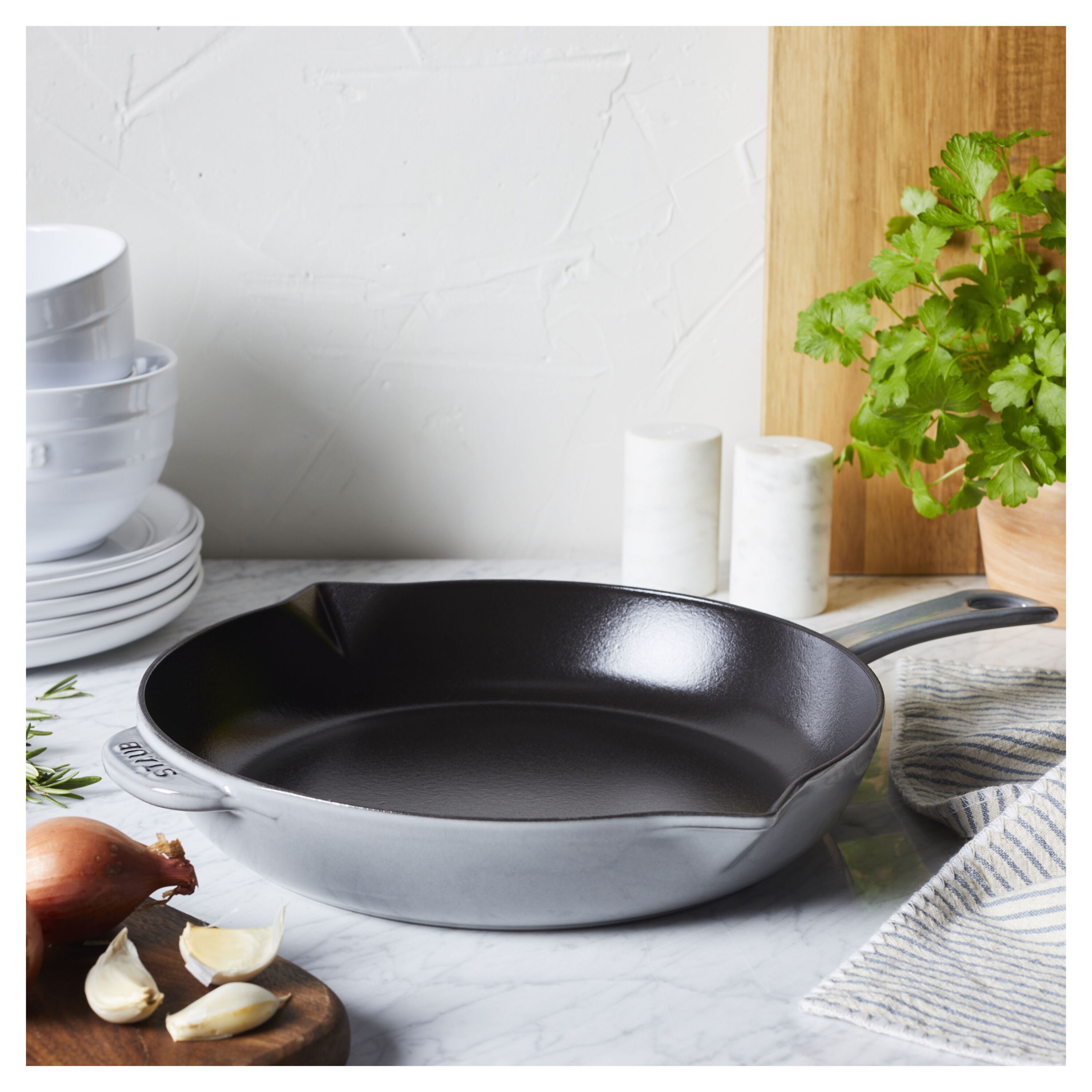 Staub        Pans                Bratpfanne 26 cm, rund, Graphit-Grau, Gusseisen