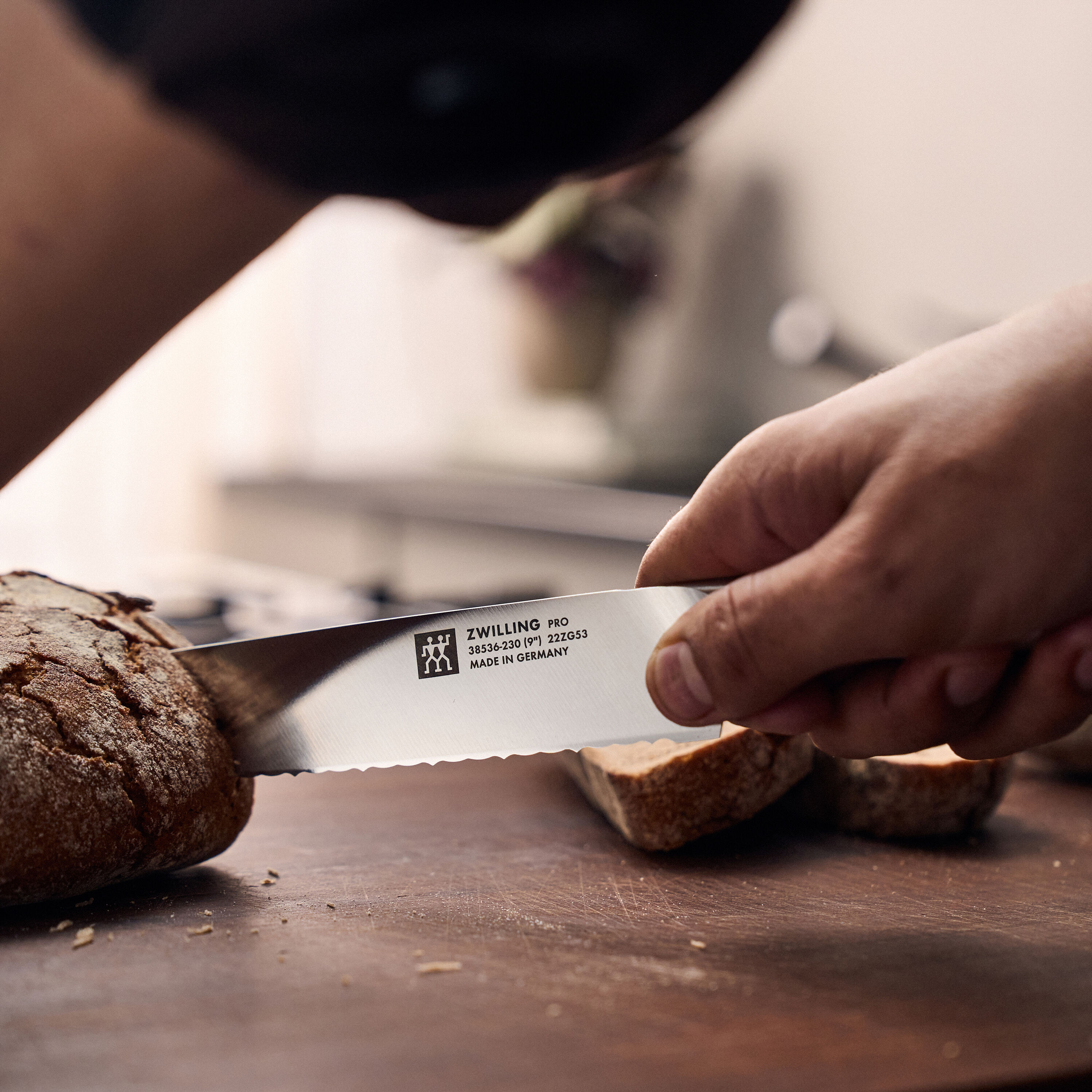 ZWILLING        Pro le blanc                Brotmesser 23 cm, Wellenschliff