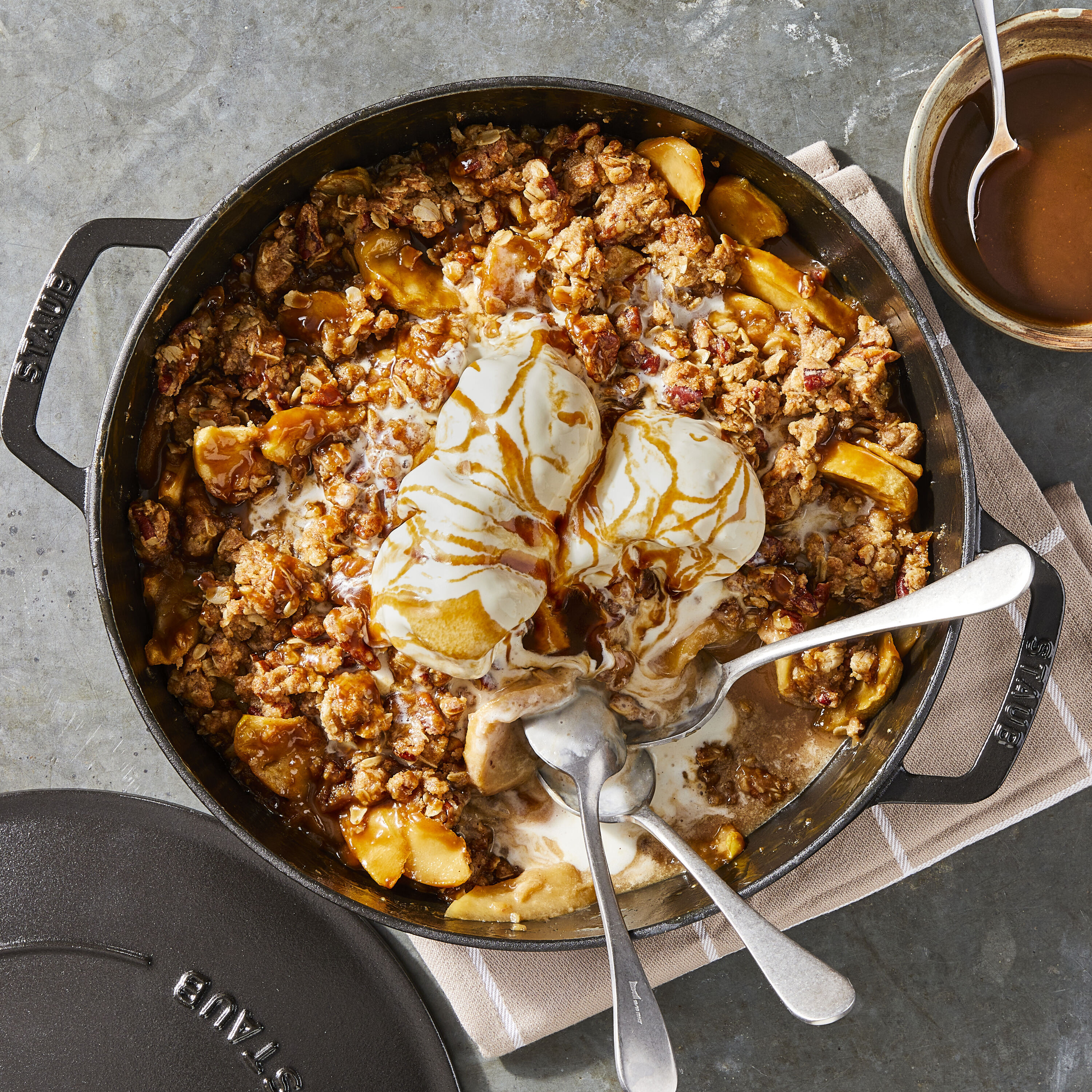 Staub        Braisers                Bräter mit Chistera Drop-Structure 28 cm, rund, Schwarz, Gusseisen