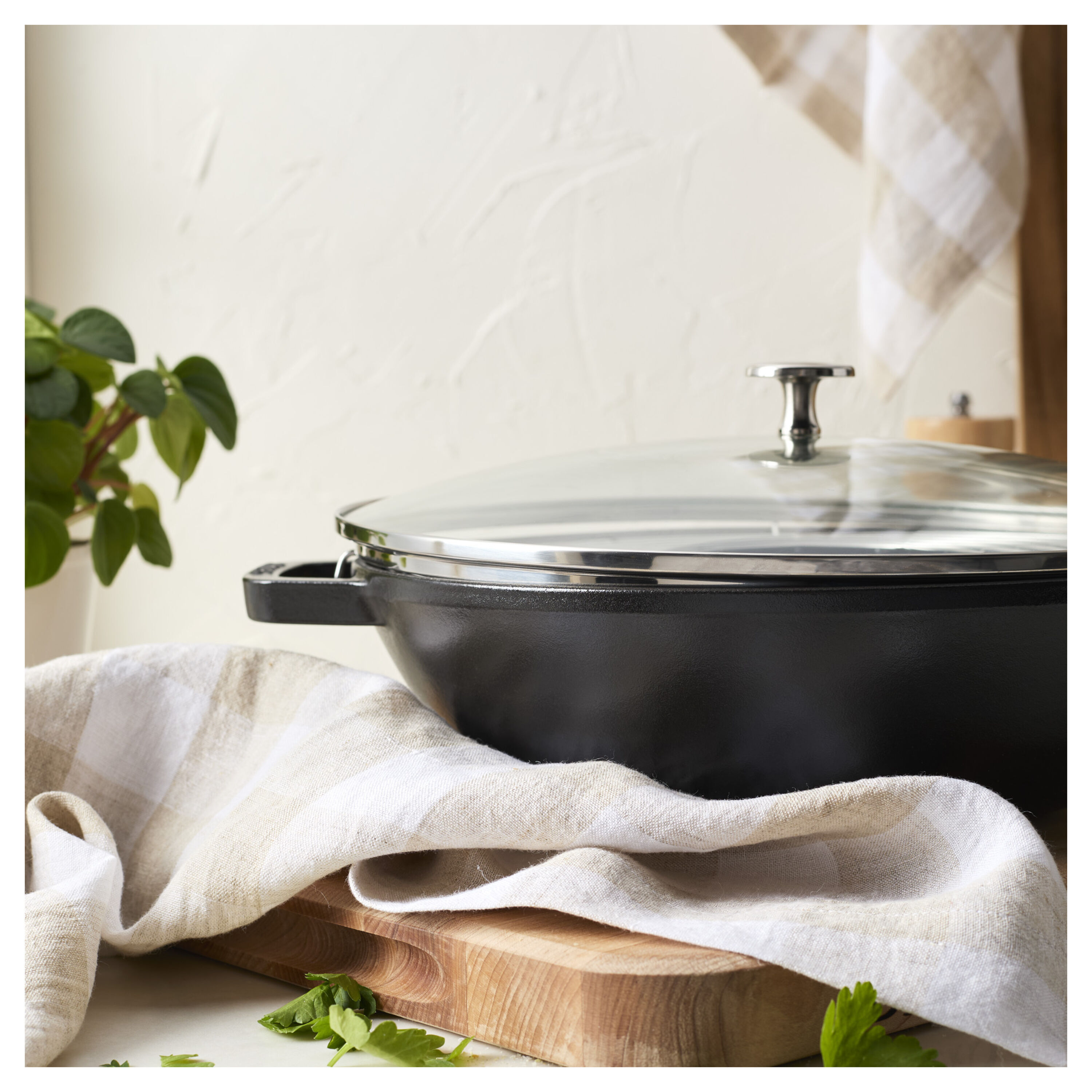 Staub        Specialities                Wok mit Glasdeckel 30 cm, rund, Schwarz, Gusseisen