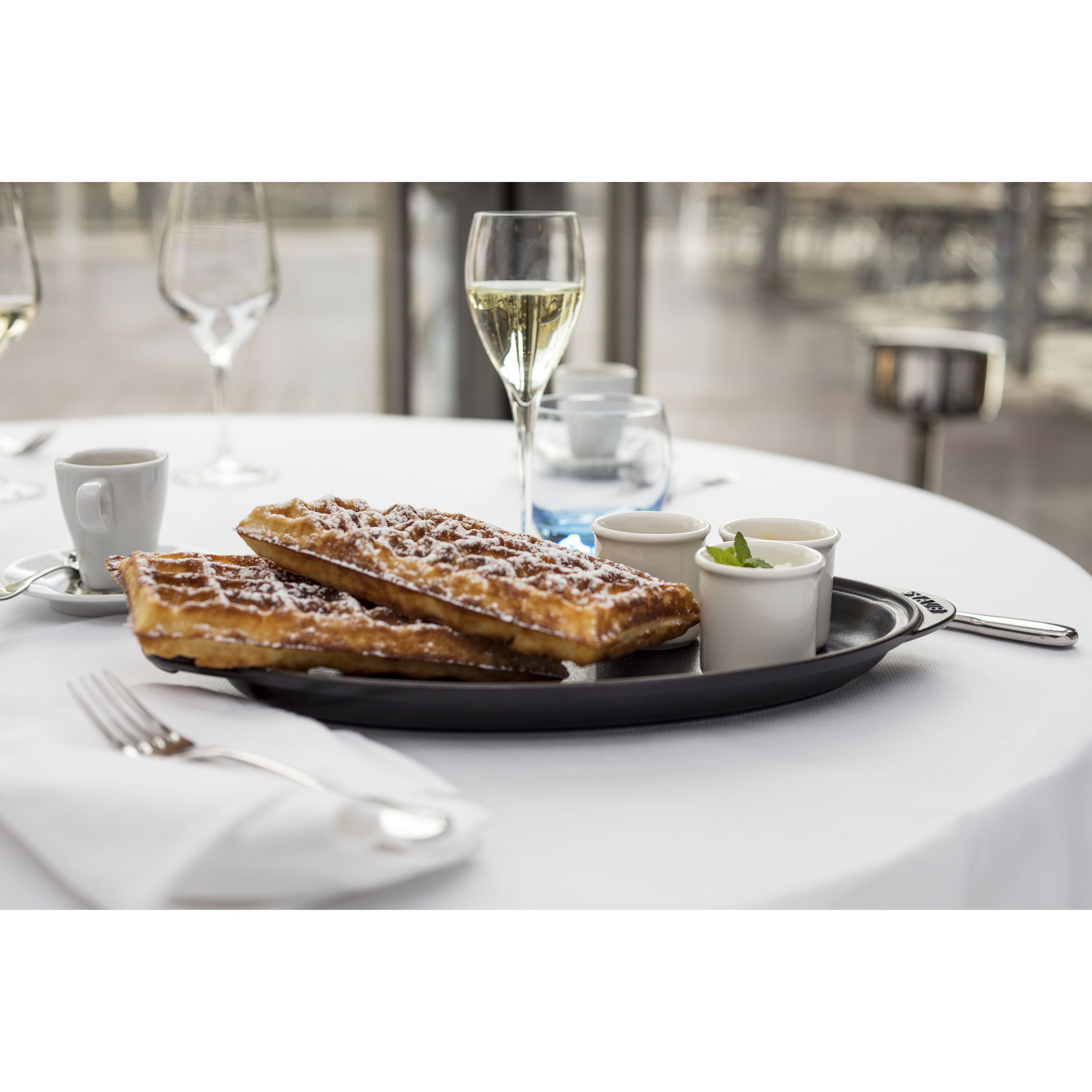 Staub        Specialities                Ofenform mit Deckel 31 cm, oval, Schwarz, Gusseisen