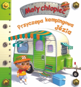 Mały chłopiec. Przyczepa kempingowa Józia