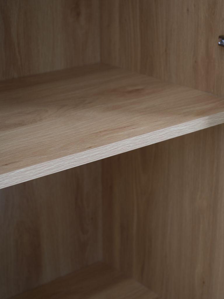 KIRKEBY Vitrinskåp KIRKEBY 2 dörrar vit/varm ekfärgat