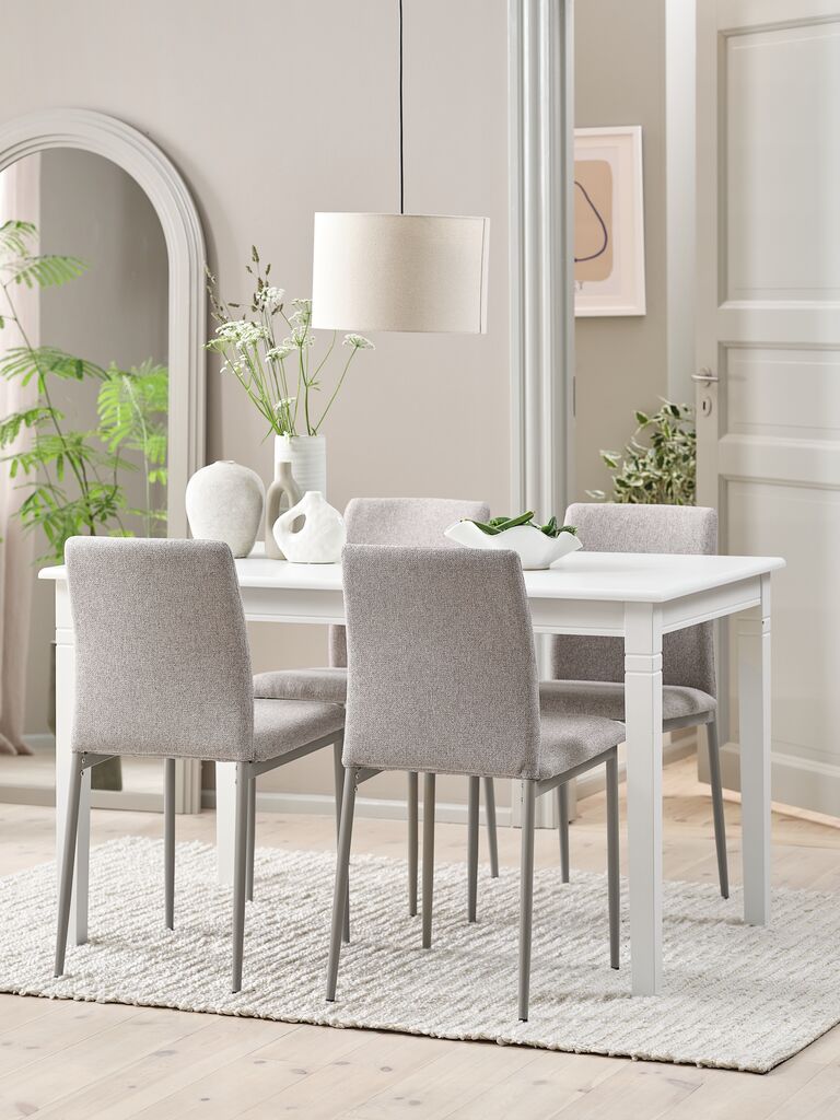 KIRKEBY + BRANDE KIRKEBY L130/220 bord vit + 4 BRANDE stol beige