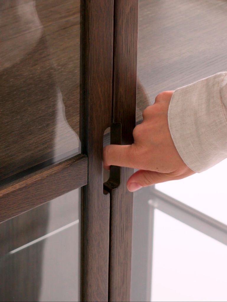 VESTERBY Vitrinskåp VESTERBY hög 2 dörrar mörk ek