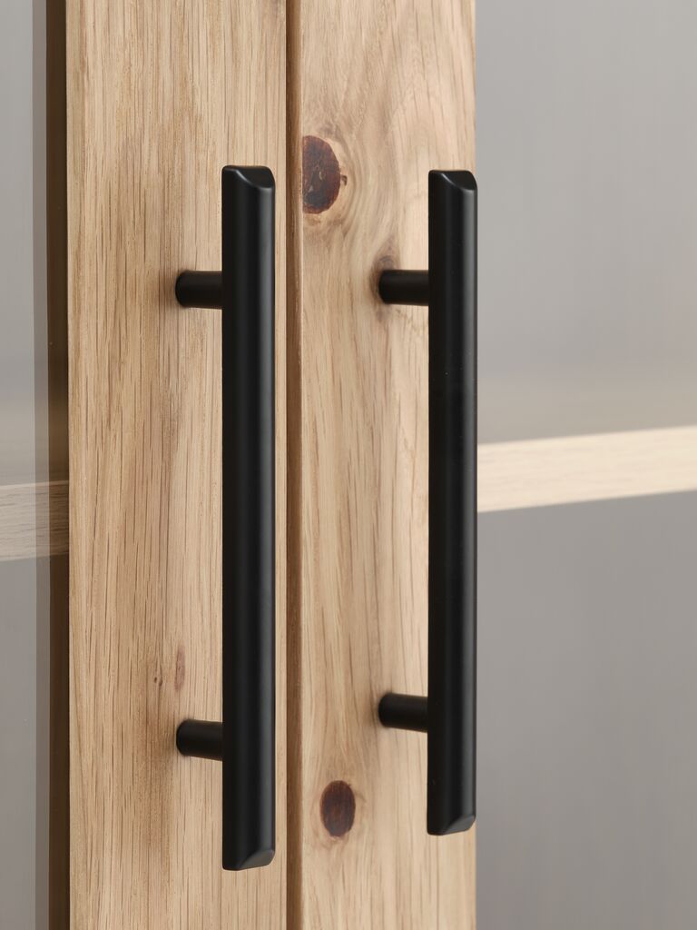 SANDBY Vitrinskåp SANDBY 2 dörrar natur ek/svart