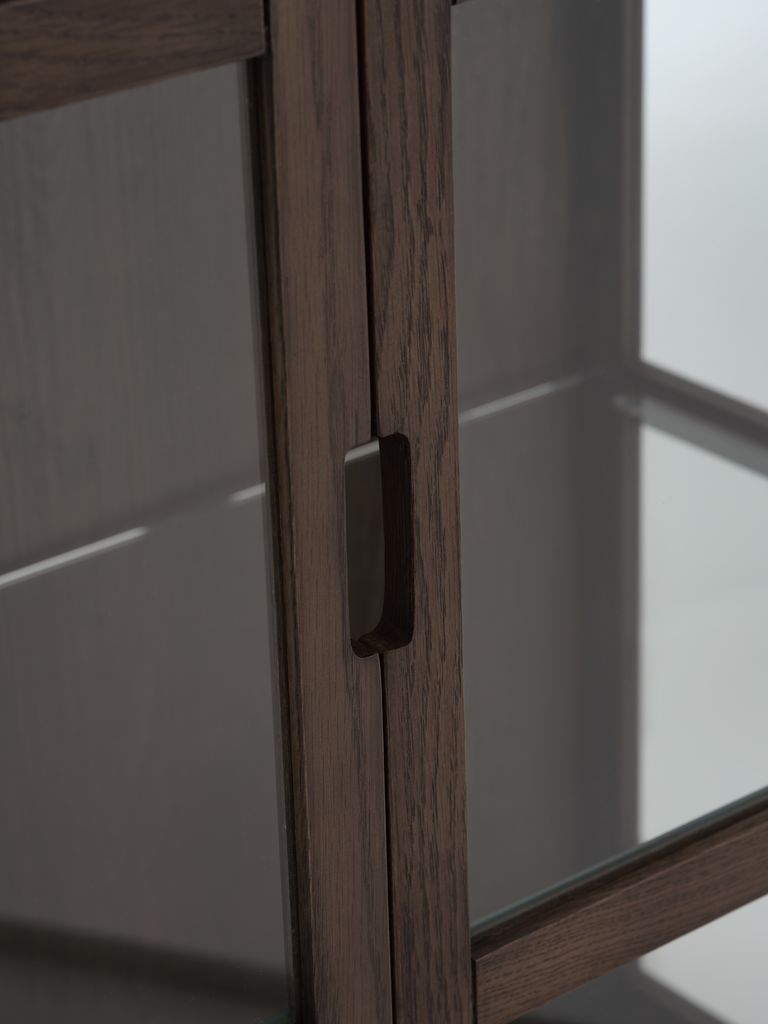 VESTERBY Vitrinskåp VESTERBY låg 2 dörrar mörk ek