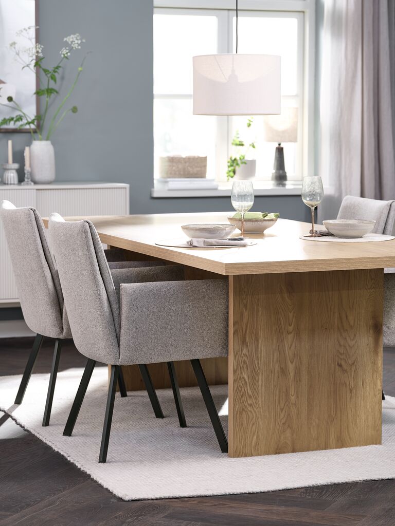 MUNKEBY + GJESING MUNKEBY L220 bord varm ek + 4 GJESING stol beige/svart