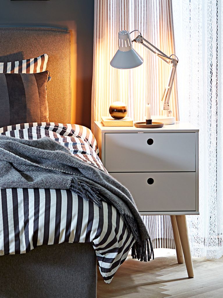 OPLEV Sängbord OPLEV 2 lådor vit/furu