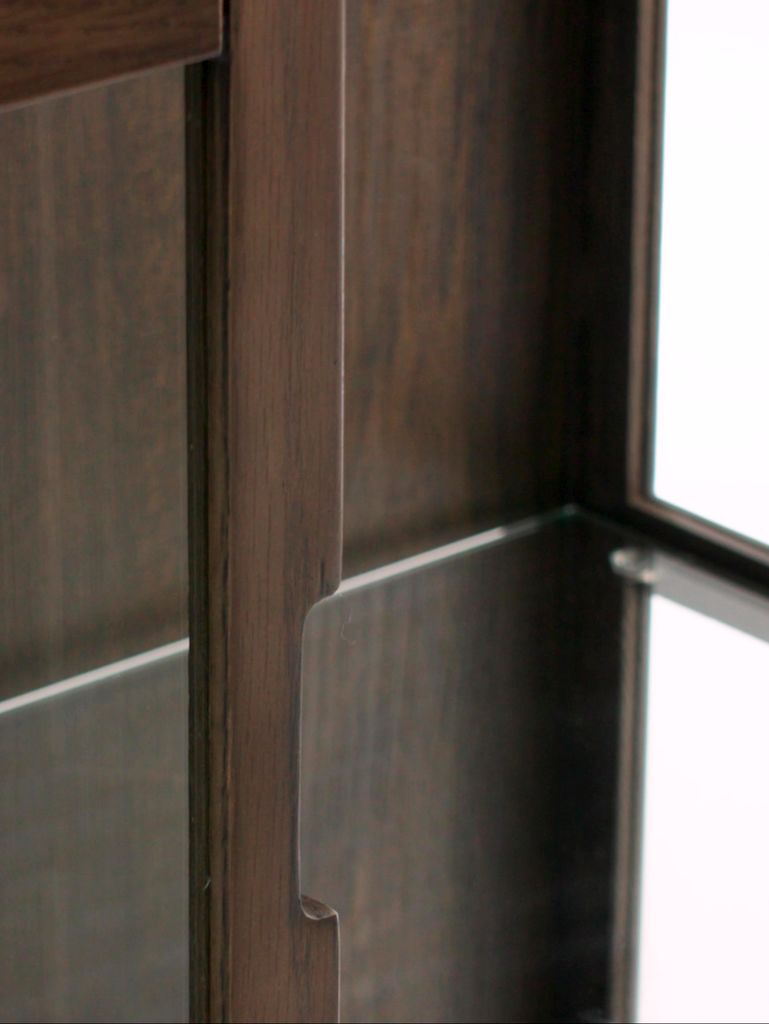 VESTERBY Vitrinskåp VESTERBY låg 2 dörrar mörk ek