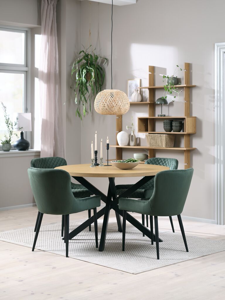 NORTOFT + PEBRINGE NORTOFT Ø120 bord varm ek + 4 PEBRINGE stol grön sammet