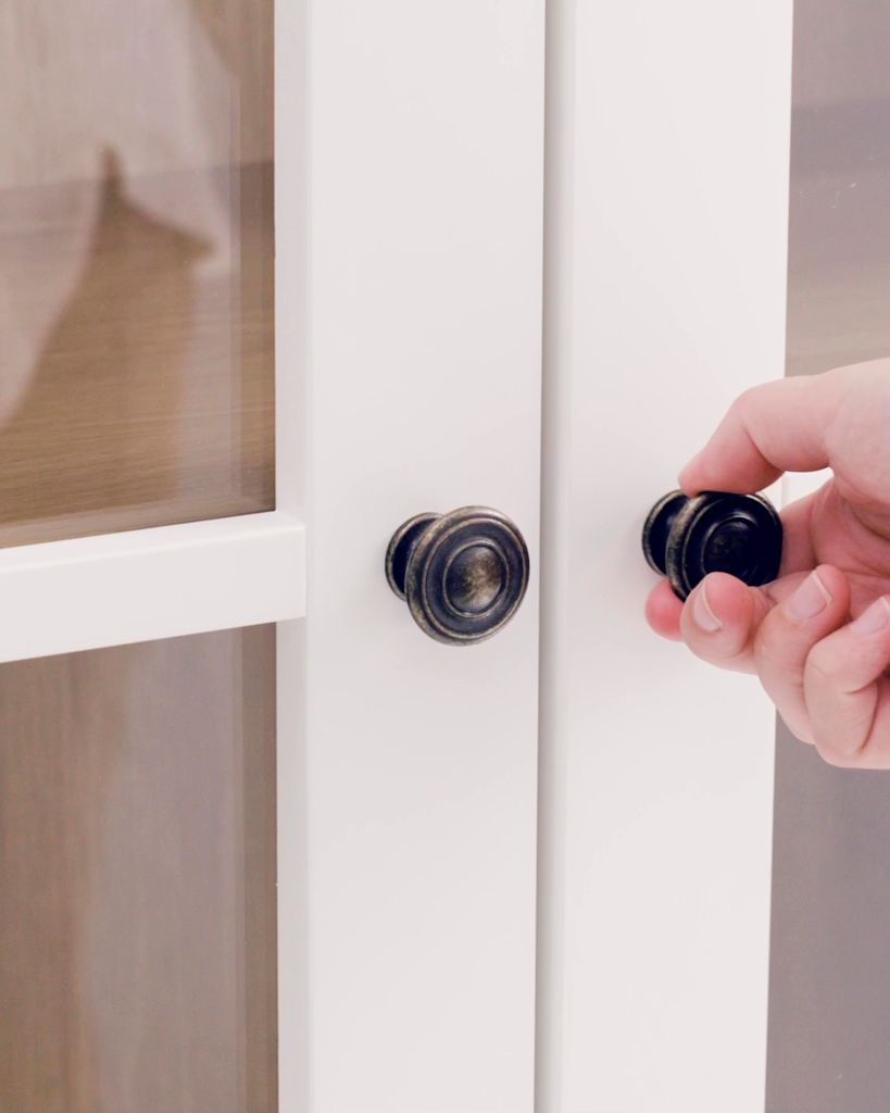 KIRKEBY Vitrinskåp KIRKEBY 2 dörrar vit/varm ekfärgat