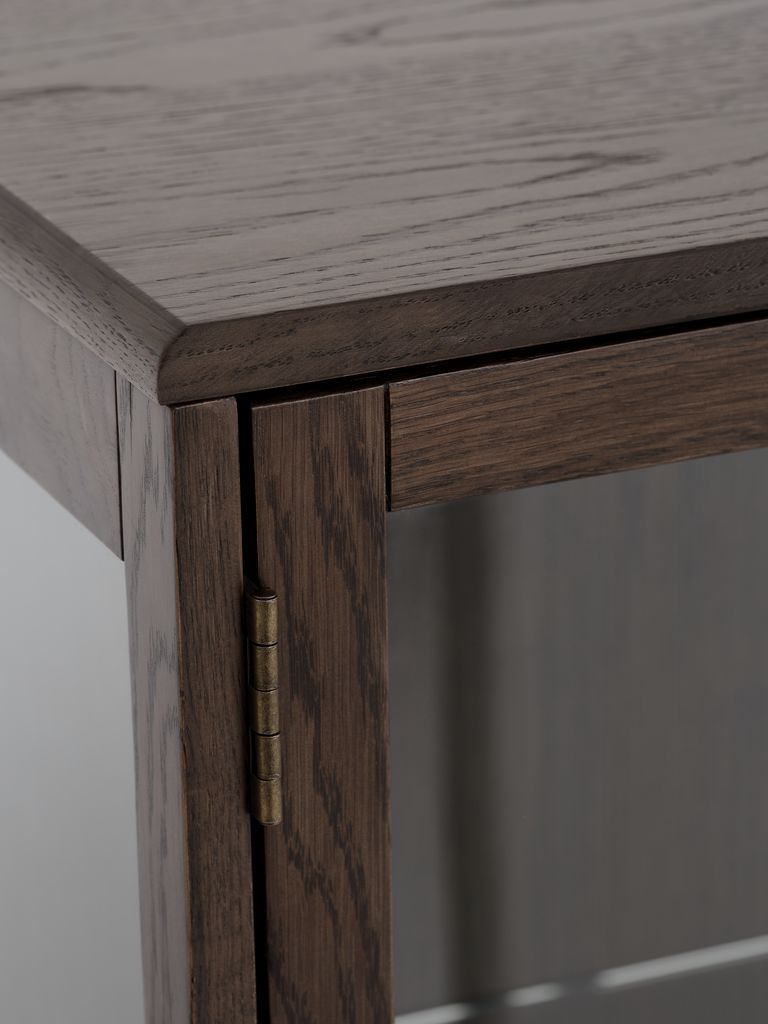 VESTERBY Vitrinskåp VESTERBY låg 2 dörrar mörk ek