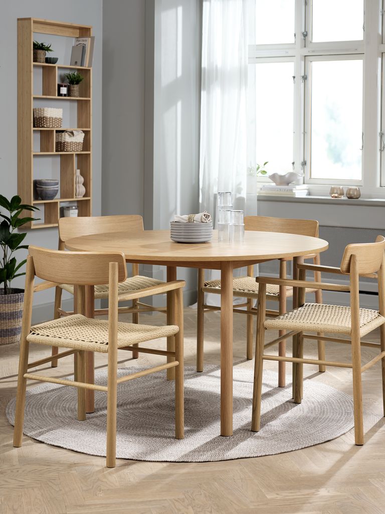 ALSTED + ISLEV ALSTED Ø120 bord natur ek + 4 ISLEV stol m/armstöd natur ek