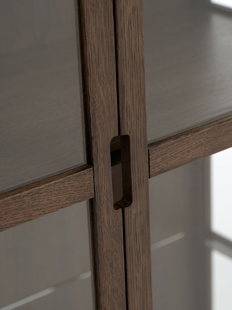 VESTERBY Vitrinskåp VESTERBY hög 2 dörrar mörk ek