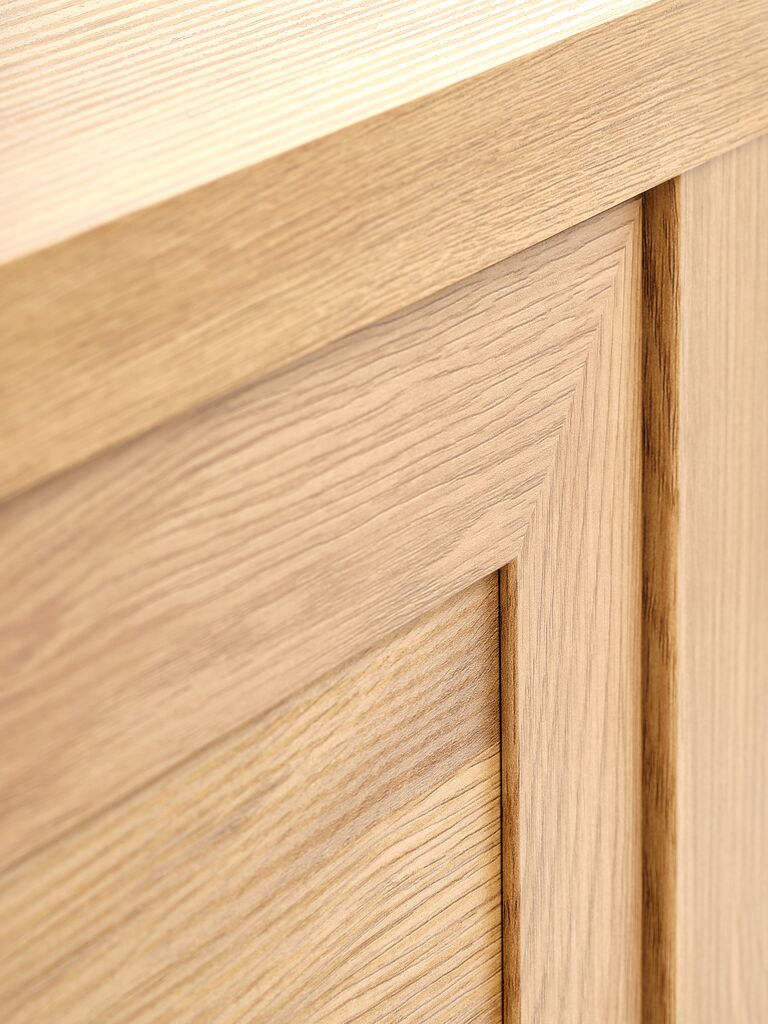 JUNGEN Skänk JUNGEN 2 dörrar 3 lådor varm ekfärgad