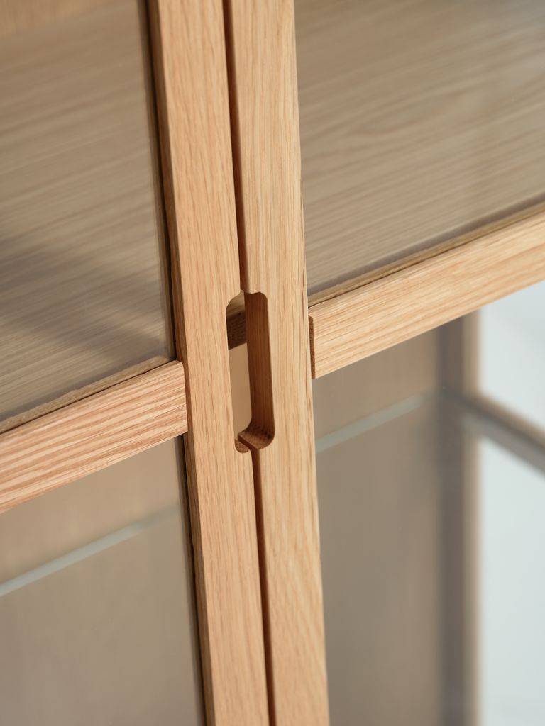 VESTERBY Vitrinskåp VESTERBY hög 2 dörrar natur ek