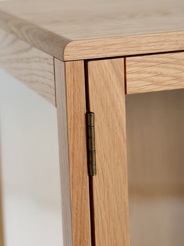 VESTERBY Vitrinskåp VESTERBY hög 2 dörrar natur ek