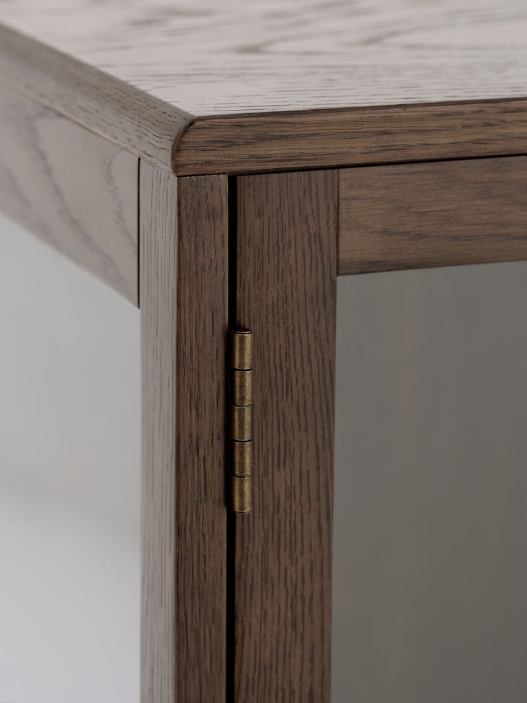 VESTERBY Vitrinskåp VESTERBY hög 2 dörrar mörk ek