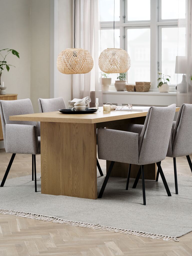 MUNKEBY + GJESING MUNKEBY L180 bord varm ek + 4 GJESING stol beige/svart