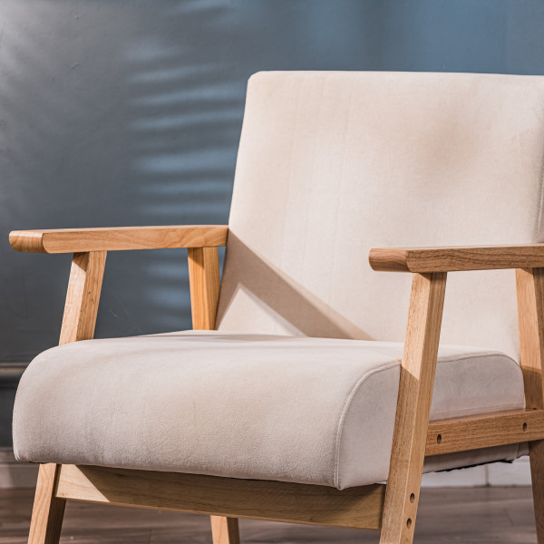 Fotel drewniany z żółtym aksamitem