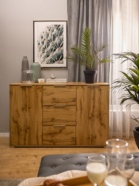 Komoda Zele 135 cm z 2 drzwiami i 3 szufladami dąb wotan/biały połysk