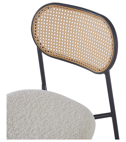 Zestaw 2 krzeseł z metalu i wikliny z białym siedziskiem.