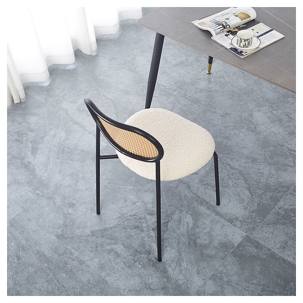 Zestaw 2 krzeseł z metalu i wikliny z białym siedziskiem.