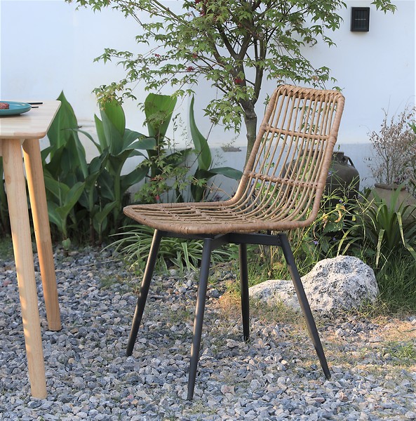 Zestaw 4 krzeseł z metalu i wikliny