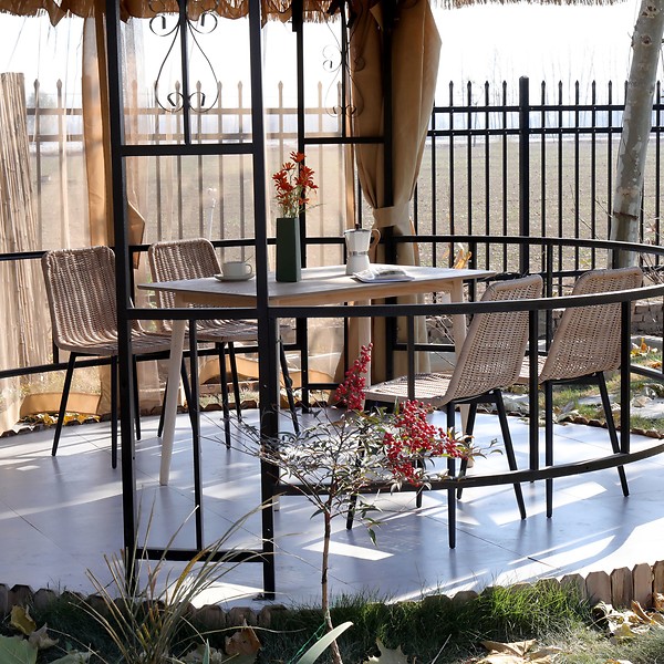 Zestaw 4 krzeseł z metalu i włókien