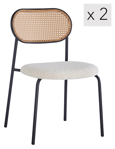 Zestaw 2 krzeseł z metalu i wikliny z białym siedziskiem.