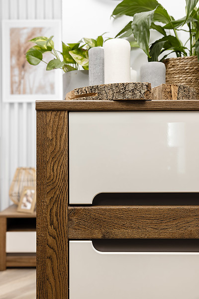 Komoda Ruso 149 cm z 3 drzwiami i 3 szufladami dąb april/perłowy połysk