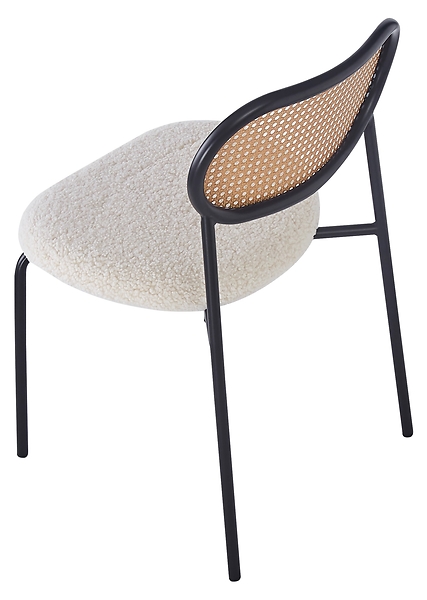 Zestaw 2 krzeseł z metalu i wikliny z białym siedziskiem.