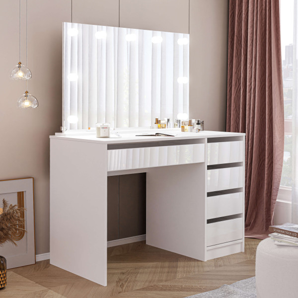 Toaletka z lustrem i szufladami