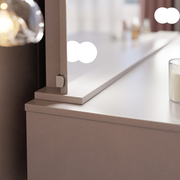 Toaletka z lustrem i szufladami