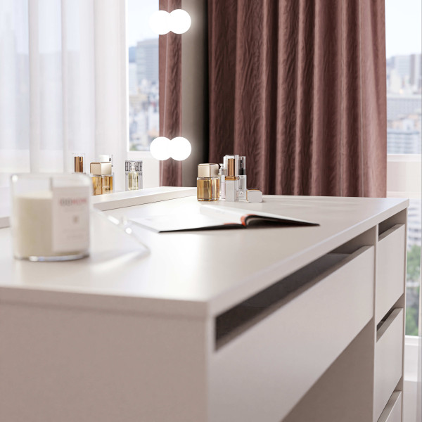 Toaletka z lustrem i szufladami