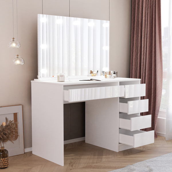 Toaletka z lustrem i szufladami