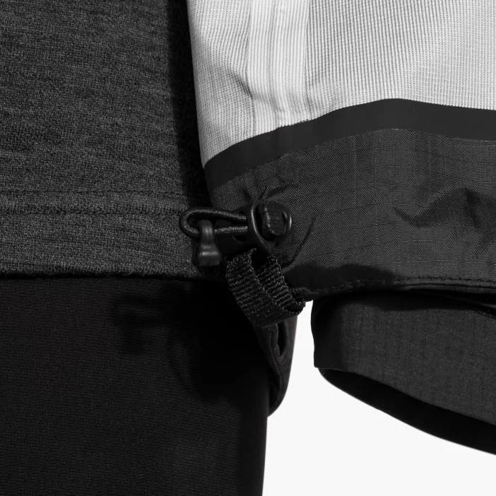 Nepremokavá hardshellová bunda s priedušnou membránou.