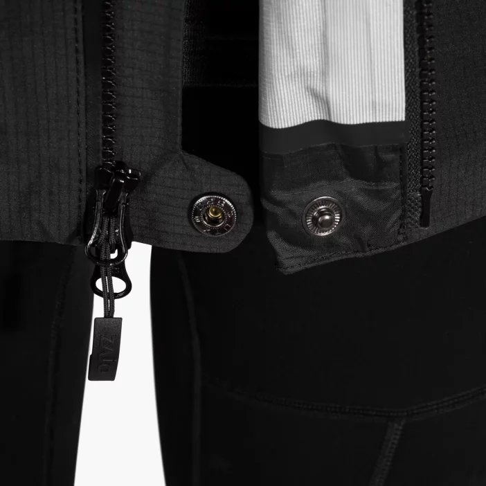 Nepremokavá hardshellová bunda s priedušnou membránou.