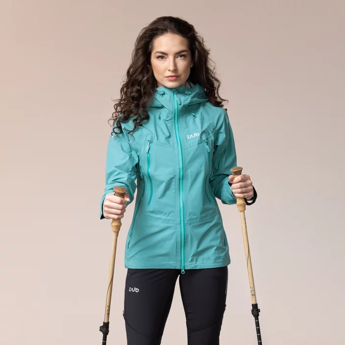 Nepremokavá hardshellová bunda s priedušnou membránou.